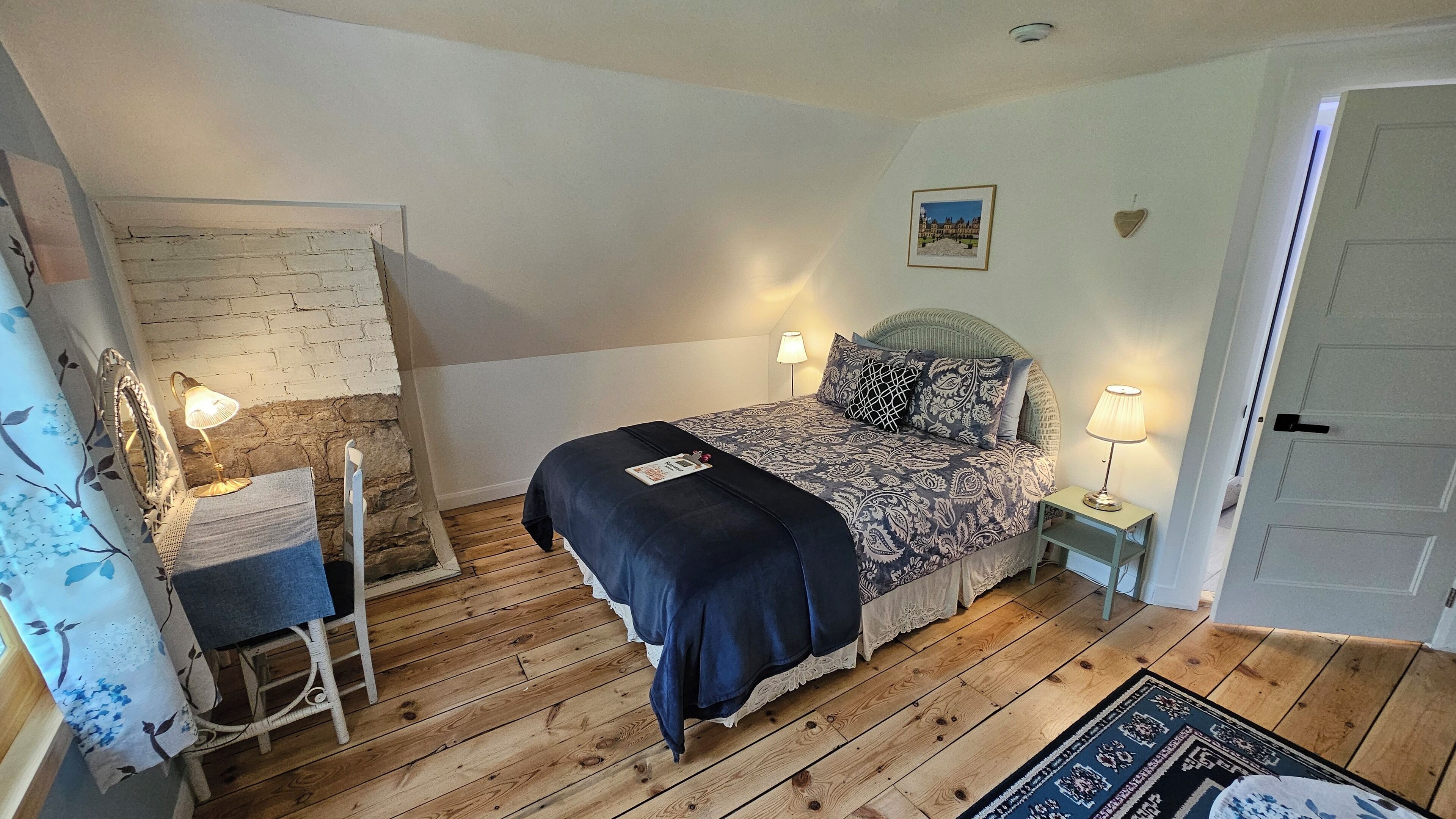 Fontainebleau - Superior Room, 1 Queen Bed, Private Bathroom | Free WiFi, bed sheets