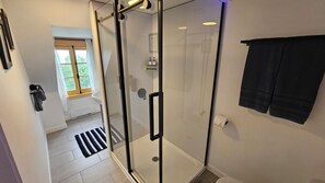 Fontainebleau - Superior Room, 1 Queen Bed, Private Bathroom | Bathroom
