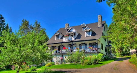 Fachada de la propiedad. Auberge La Chatelaine