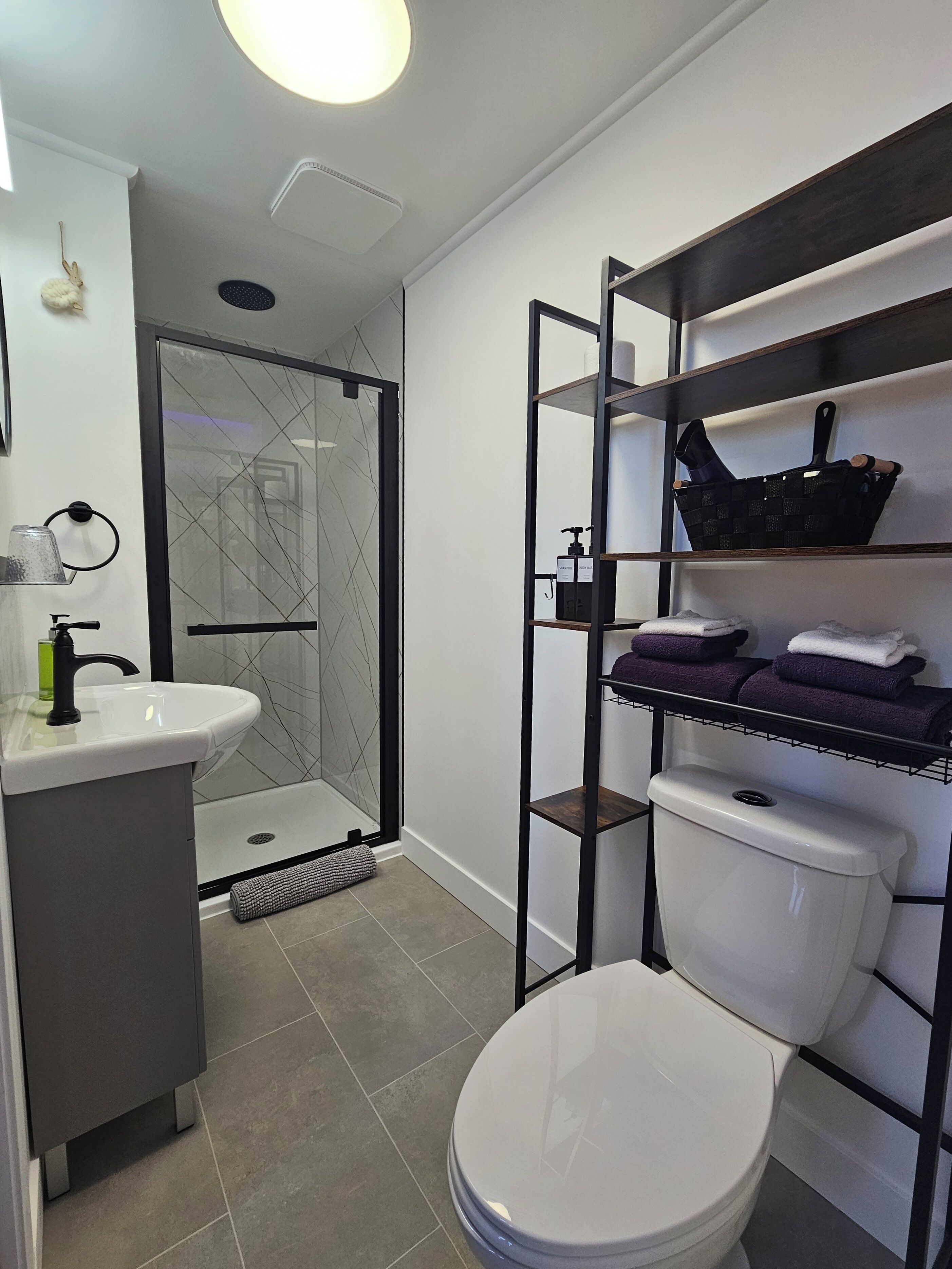 Camera Standard, 1 letto queen, bagno privato (Amboise) | Bagno | Set di cortesia gratuito, asciugacapelli, asciugamani
