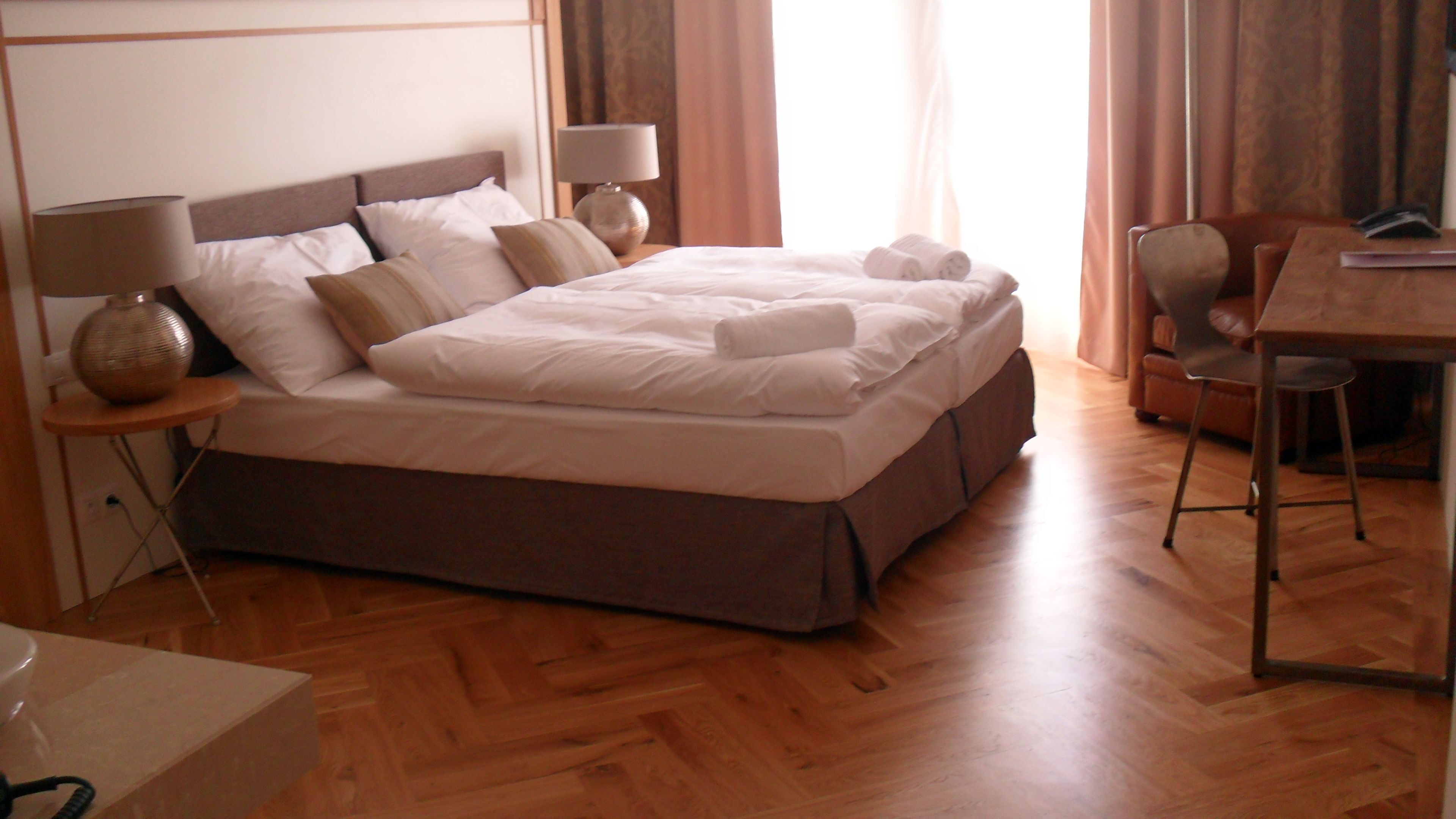 Ropa de cama de alta calidad y minibar 
