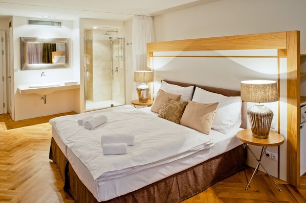 غرفة | أغطية فراش متميزة وميني بار وخزنة داخل الغرفة ومكتب