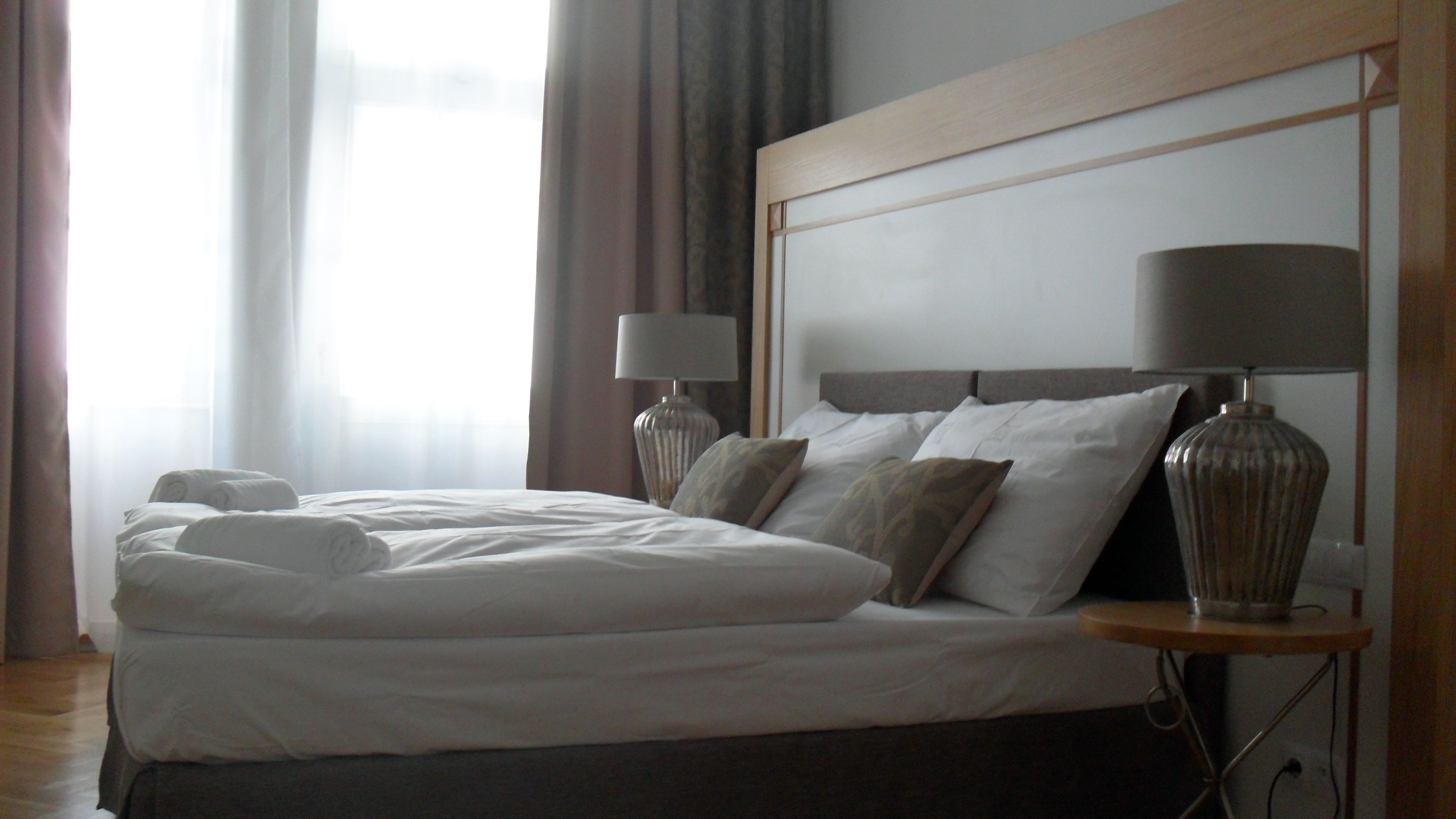 standard room | premium bedding, minibar, in-room safe, desk