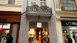 Un edifici amb botiga a la planta baixa i habitatges als pisos superiors.