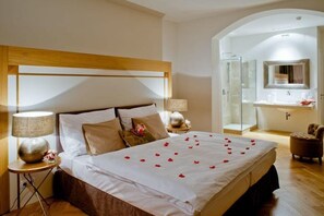 Sengetøy av topp kvalitet, minibar, safe på rommet og skrivebord