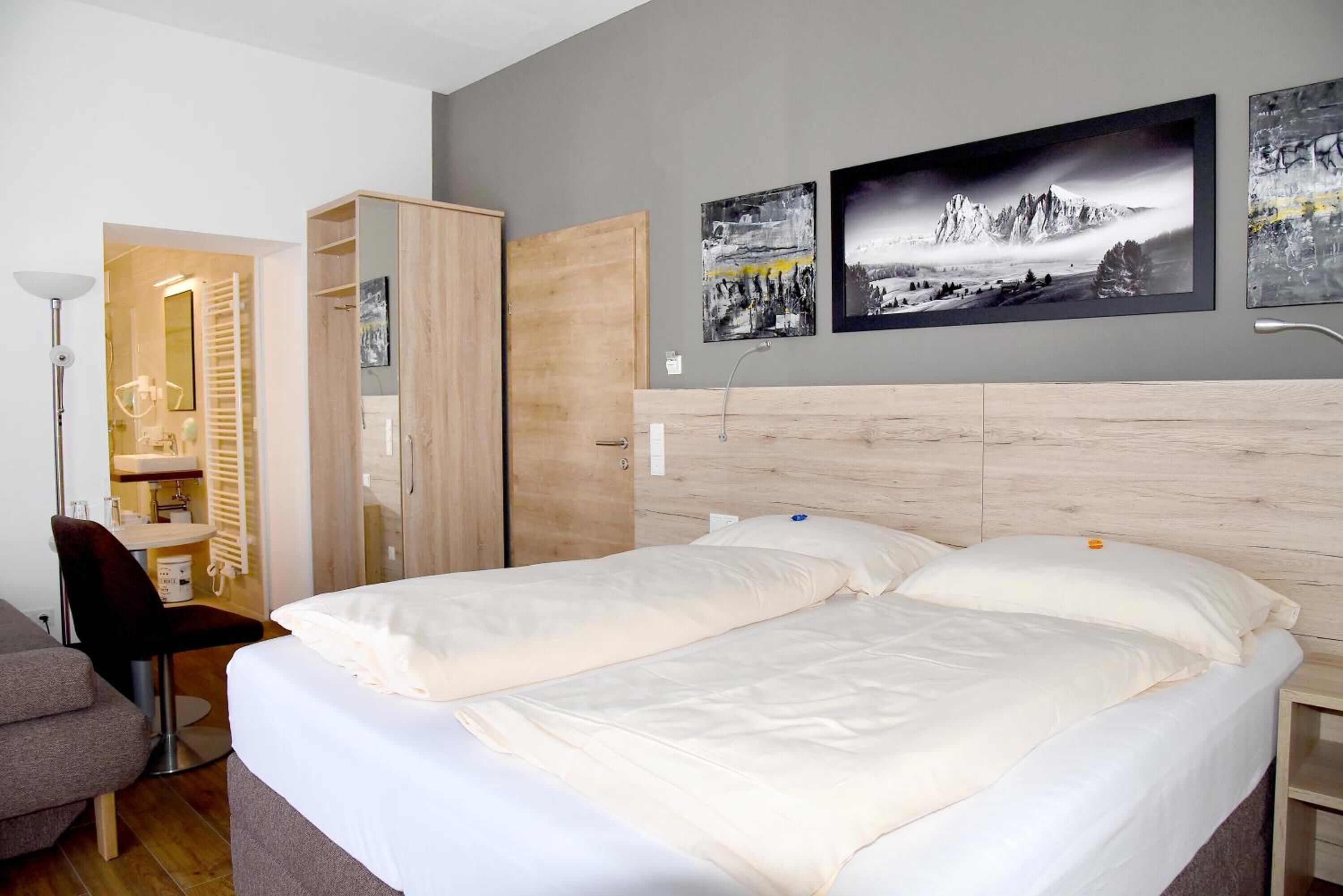 Minibar, safe på rommet, ekstrasenger og wi-fi (inkludert)