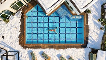 Piscina interna, piscina externa, espreguiçadeiras