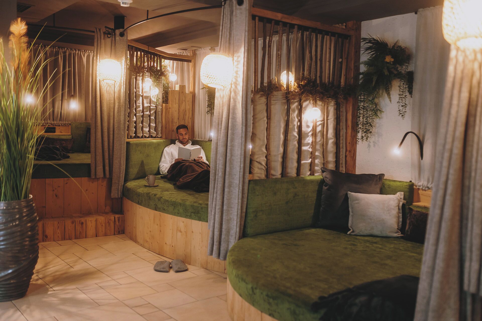 sauna, steam room, turkish bath/hammam, massages