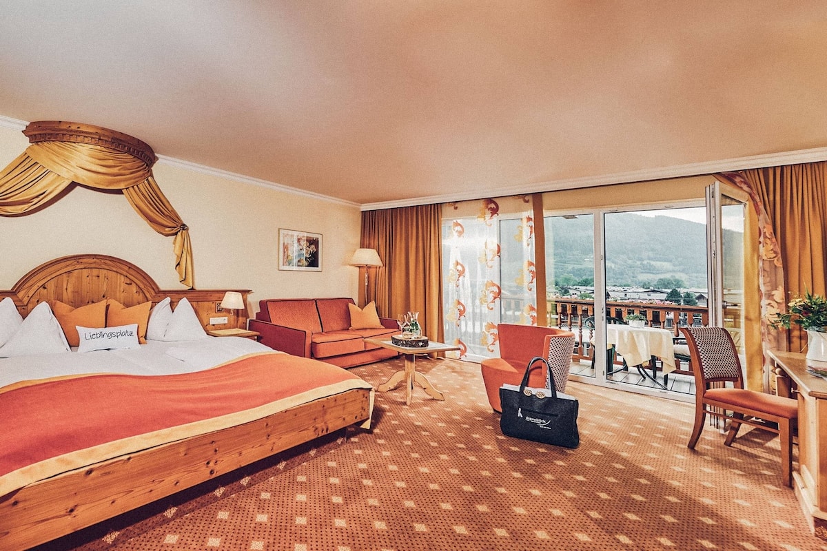 Deluxe Family Room | 1 bedroom, in-room safe, individually decorated, individually furnished