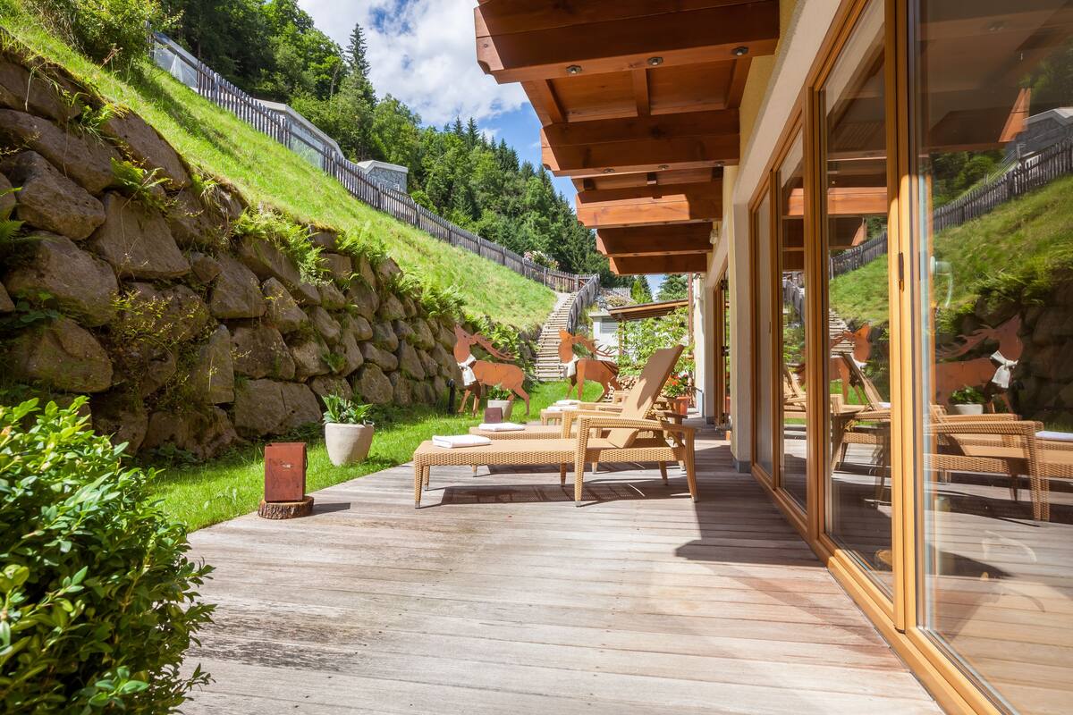 sauna, steam room, turkish bath/hammam, massages