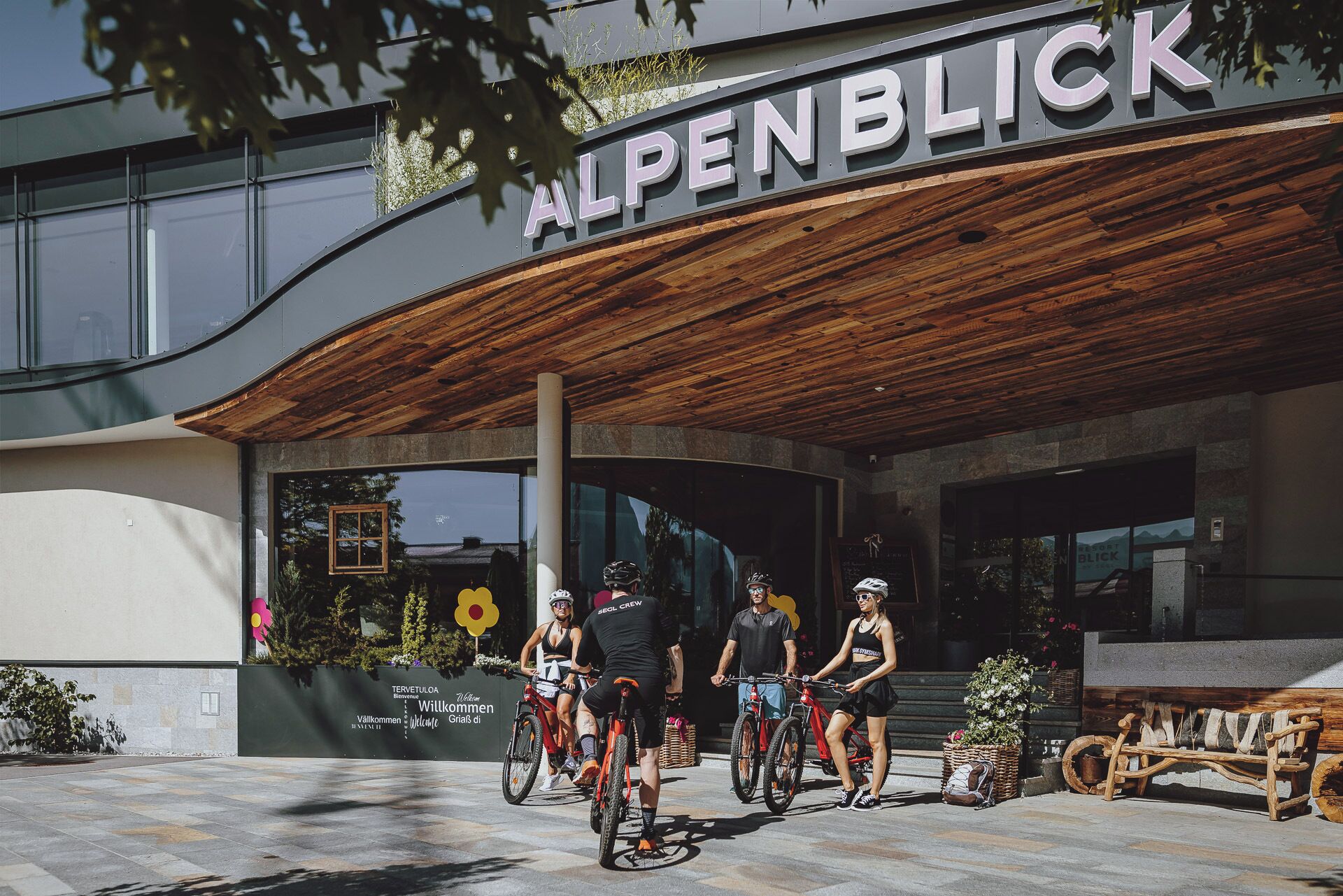 Un edificio moderno con techo de madera y un letrero que dice "ALPENBLICK".