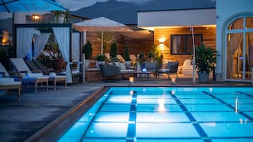 Innenpool, Außenpool, Sonnenschirme, Liegestühle