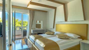 Departamento familiar, 1 habitación, balcón | Caja de seguridad en la habitación, escritorio y cortinas blackout