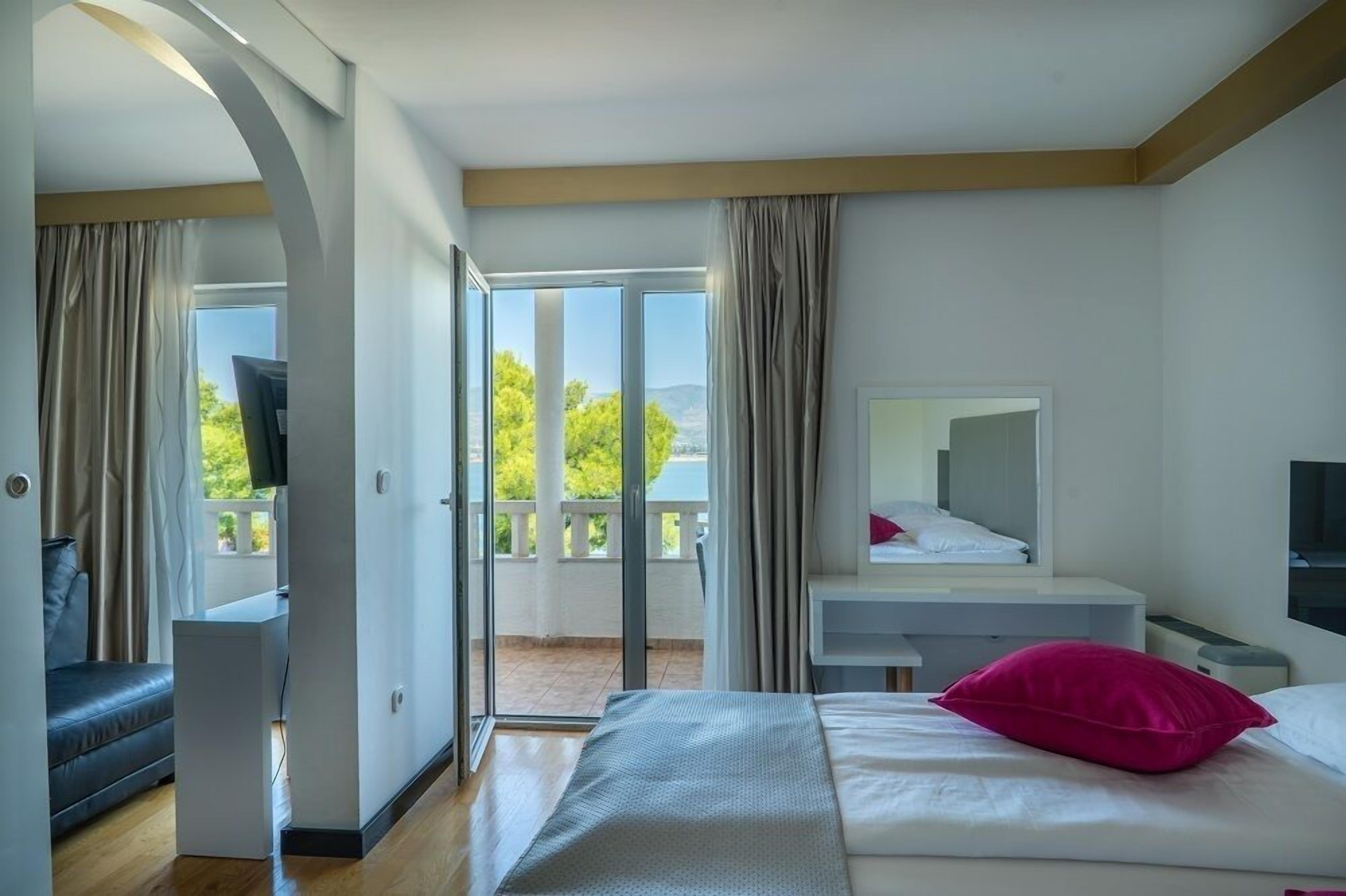 Apartamento familiar, 1 habitación, balcón | Zona de estar | Una televisión