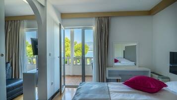 Apartamento familiar, 1 habitación, balcón | Zona de estar | Una televisión