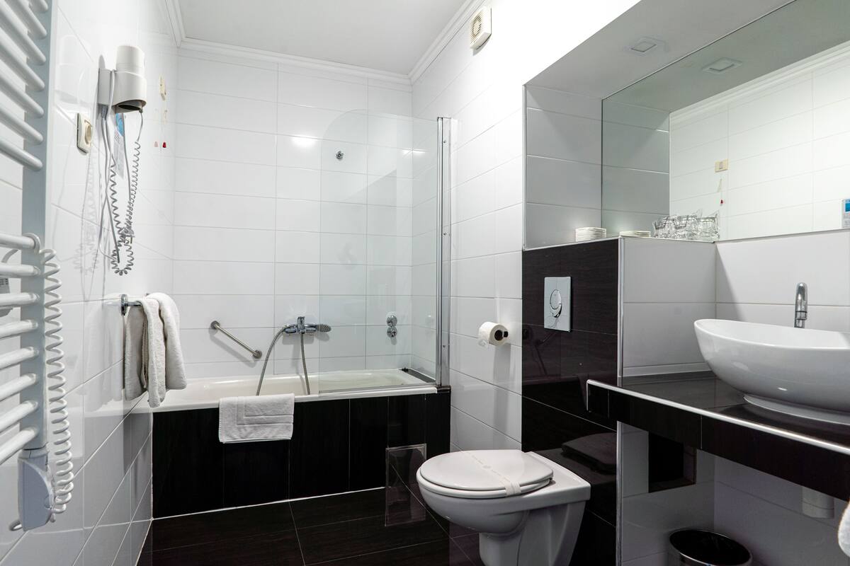 Bồn tắm thủy lực, máy sấy tóc, khăn tắm 