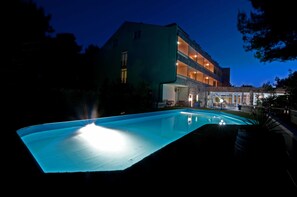 Outdoor pool, open 8 AM to 8 PM, pool loungers