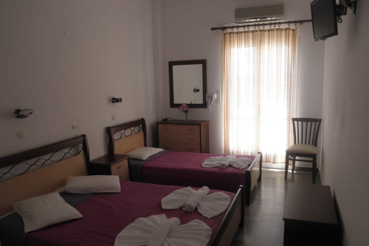 Studio for 4 people | Free cots/infant beds, free WiFi, bed sheets