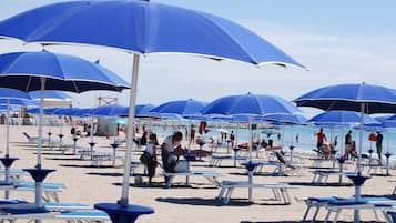 Plage privée, chaises longues, parasols, serviettes de plage