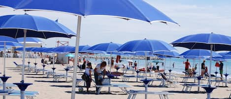 Plage privée, chaises longues, parasols, serviettes de plage