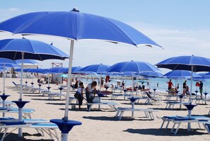 Privatstrand, Liegestühle, Sonnenschirme, Strandtücher