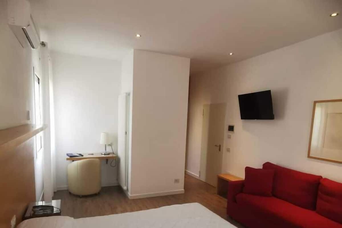 Superior Quadruple Room | In-room safe, desk, cots/infant beds, free WiFi
