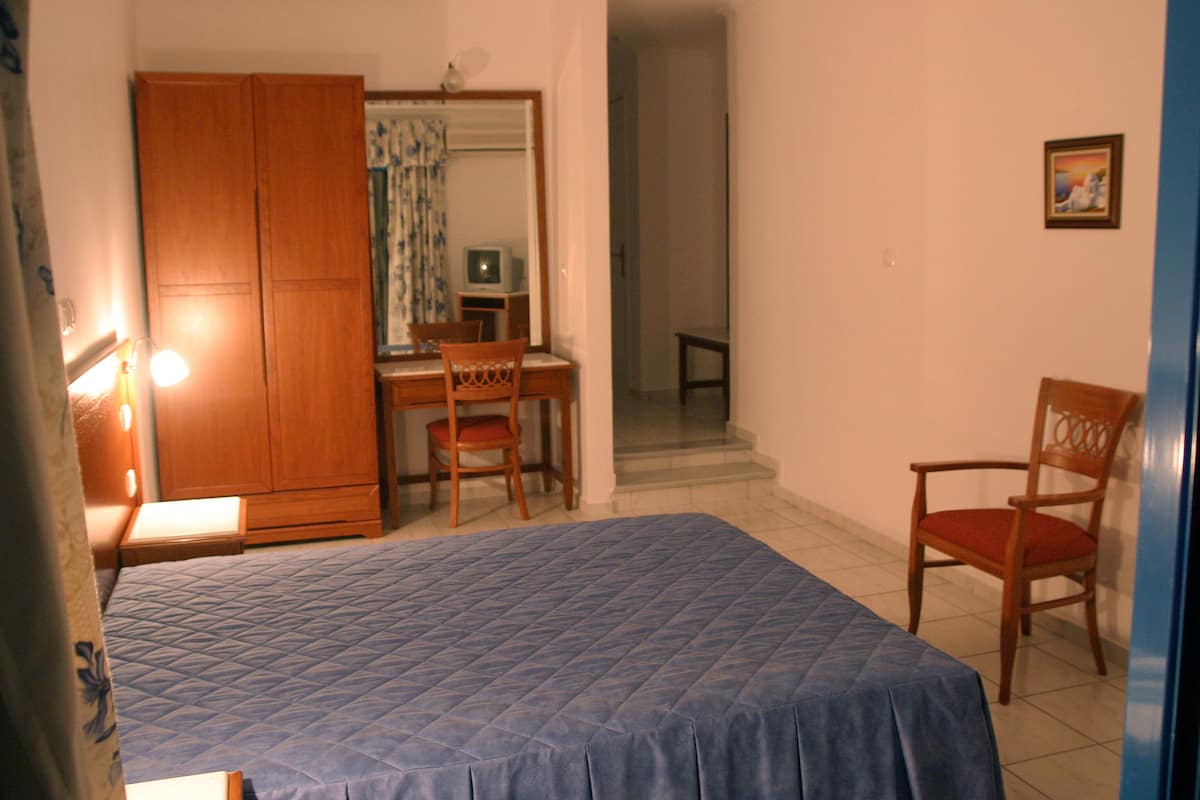 Economy Double or Twin Room, Sea View | 1 bedroom, in-room safe, individually decorated, individually furnished