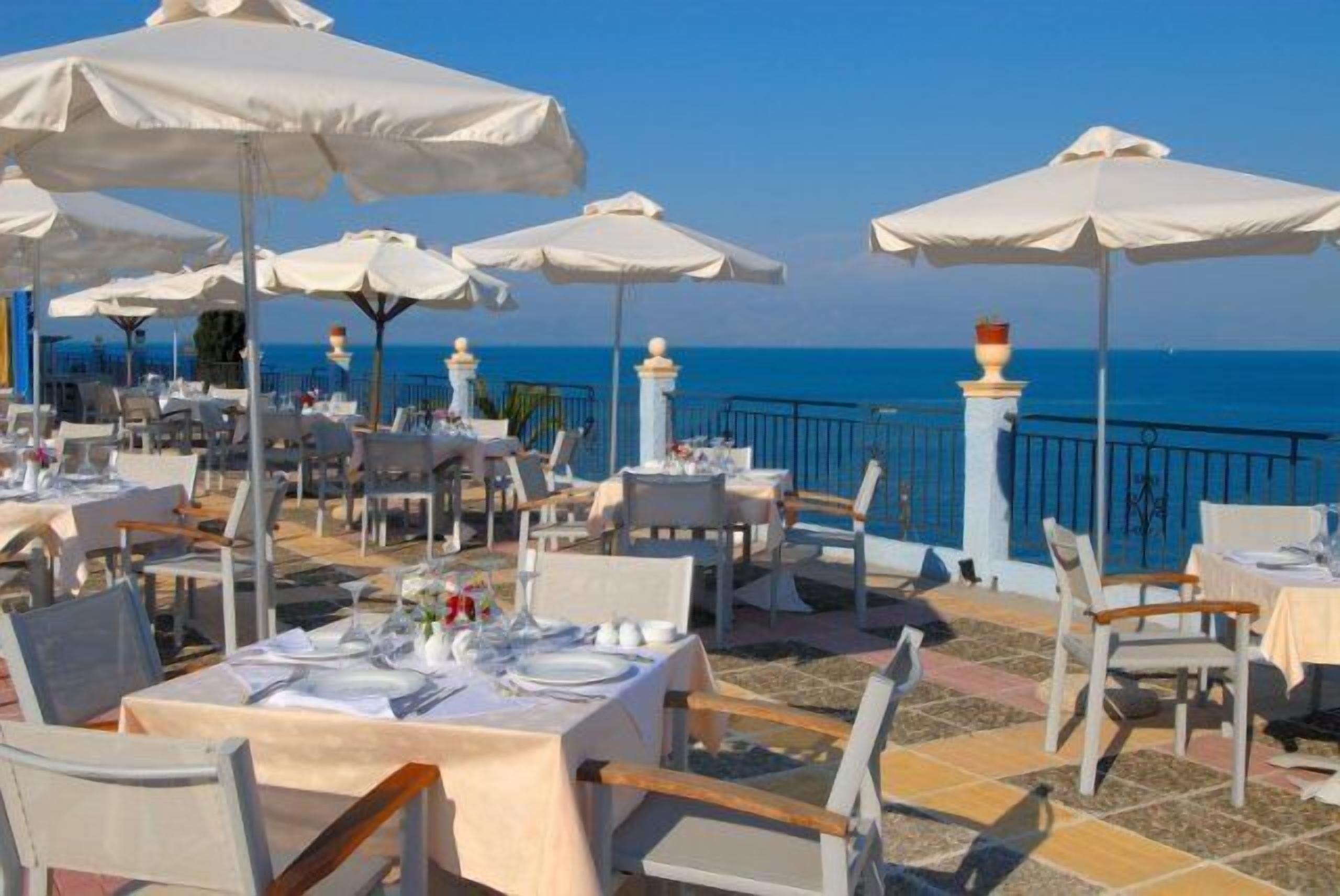 Petit déjeuner et dîner servis sur place, vue sur la piscine 