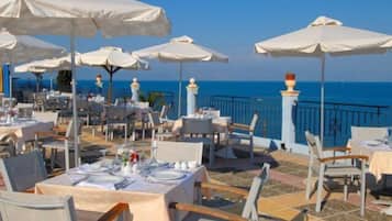 Aamiainen ja illallinen, näkymät uima-altaalle