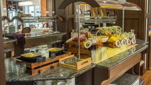 Breakfast, lunch and dinner served - Residence Hotel Balaton (Siófok)