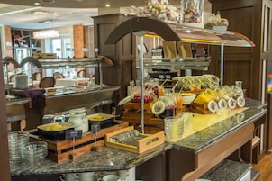 Morgunverður í boði, alþjóðleg matargerðarlist, útsýni yfir garðinn 