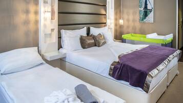 Minibar, Zimmersafe, Schreibtisch, Verdunkelungsvorhänge