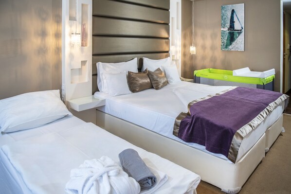 Minibar, coffres-forts dans les chambres, bureau, rideaux occultants