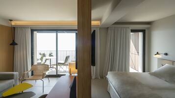 Superior tweepersoonskamer | Een minibar, een kluis op de kamer, een bureau, verduisterende gordijnen