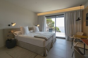 Minibar, caja de seguridad en la habitación y escritorio 