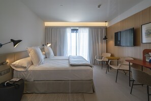 Minibar, caja fuerte, escritorio y cortinas opacas