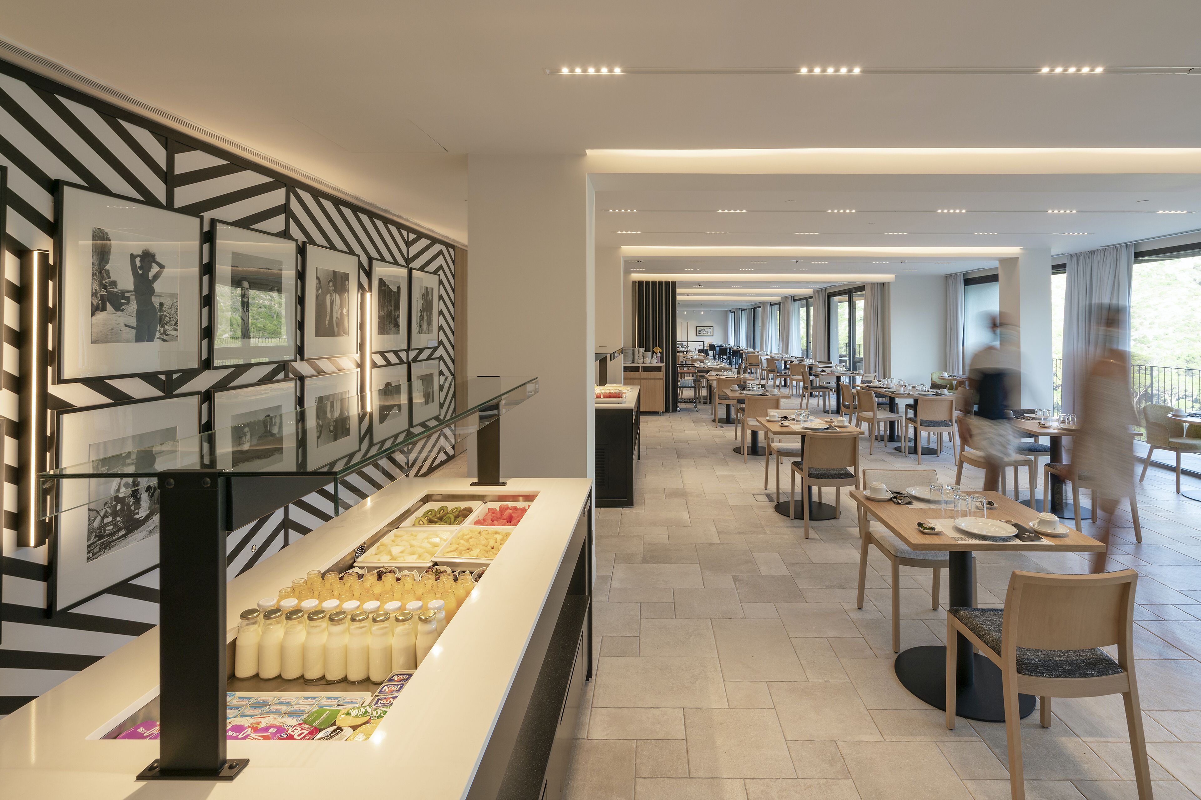 Café da manhã com buffet todos os dias (EUR 24 por pessoa) 