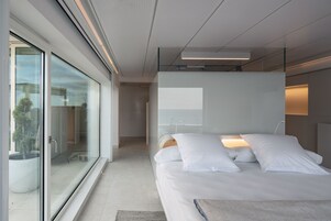 Suite | Minibar, in-room safe, desk, blackout drapes