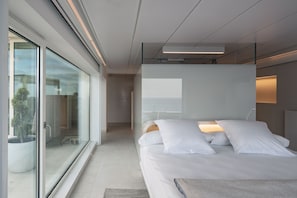 Suite | Minibar, in-room safe, desk, blackout drapes