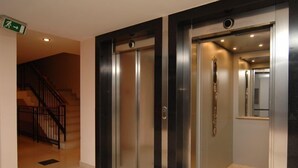Un ascensor moderno con detalles metálicos y puerta de vidrio.