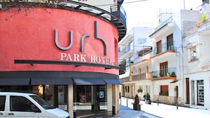 Un edificio con facciata rossa e la scritta "Park Hotel" sulla facciata.