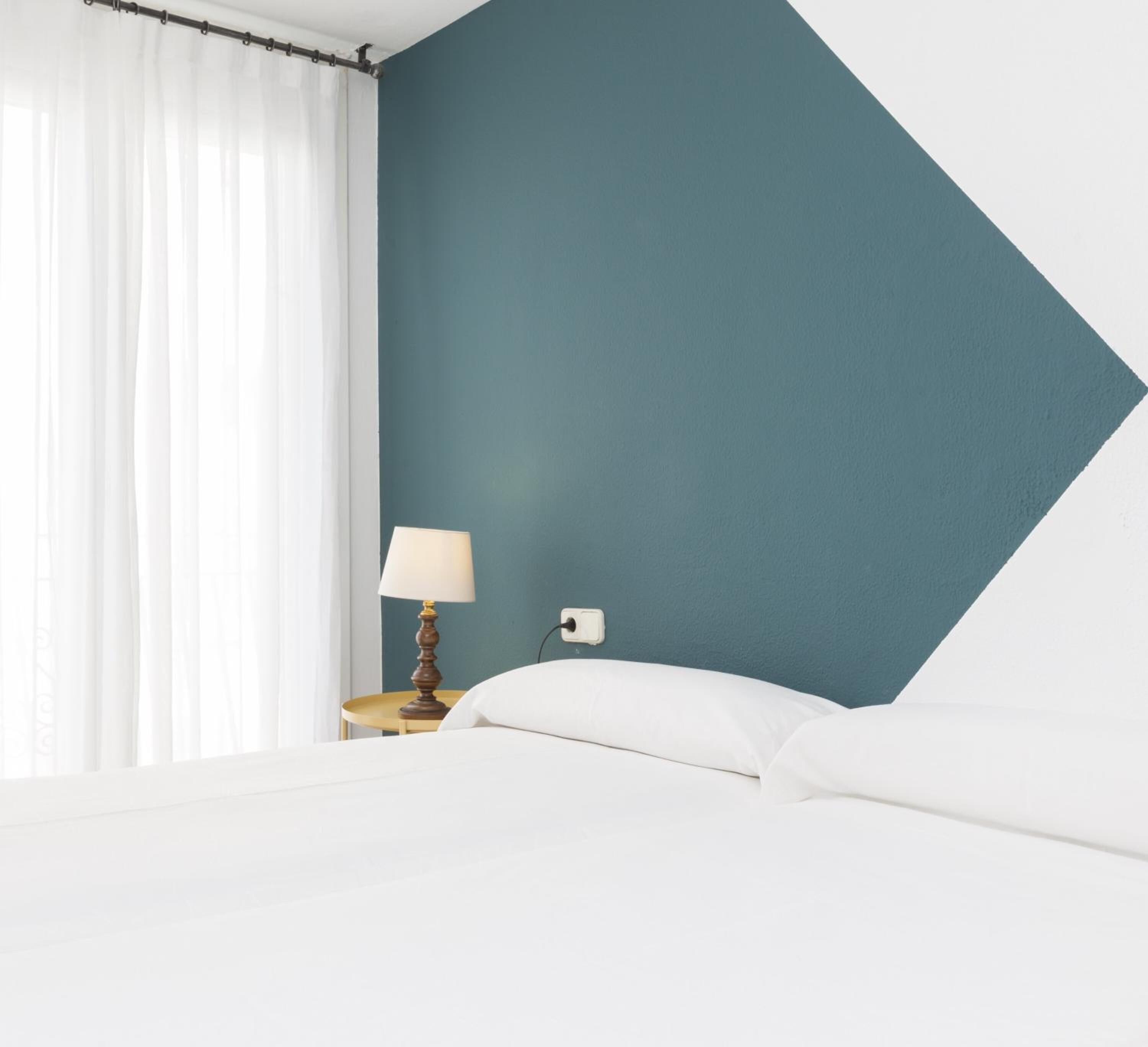 Bàn ủi/dụng cụ ủi quần áo, nôi/giường cho trẻ sơ sinh (phụ phí) 