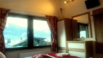Traditional Double or Twin Room, Mountain View | Individually decorated, individually furnished, blackout drapes