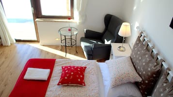 Comfort Double Room, 1 Queen Bed, Mountain View | Individually decorated, individually furnished, blackout drapes