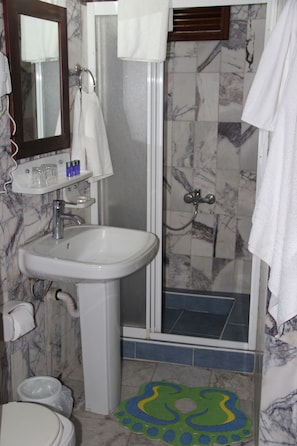 Combined shower/bathtub, towels - Kaleici Lodge Hotel (Antalya)