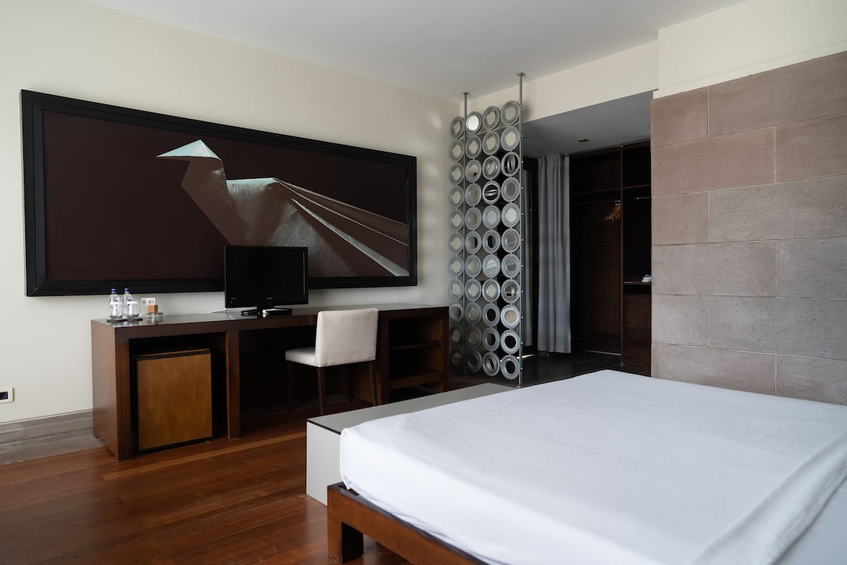Deluxe Room, Garden View | 1 bedroom, premium bedding, minibar, in-room safe