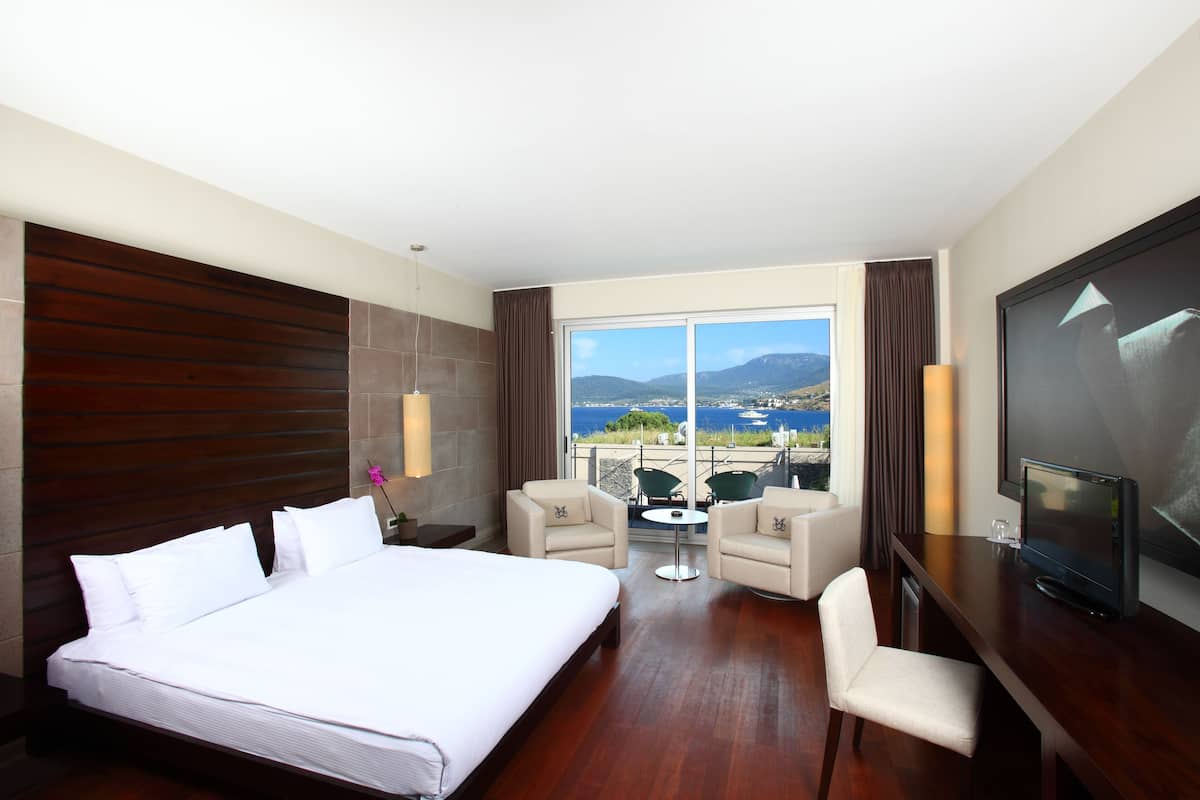 Deluxe Room, Sea View | 1 bedroom, premium bedding, minibar, in-room safe