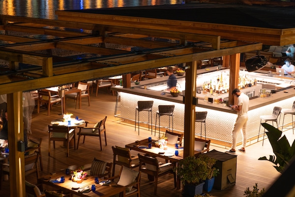 Aperto a colazione, cucina internazionale, con vista sulla spiaggia