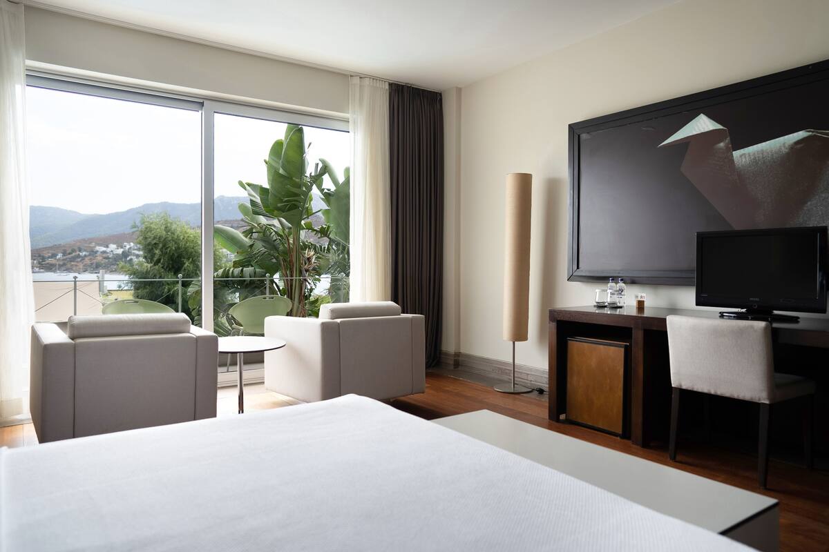 deluxe room, sea view | 1 bedroom, premium bedding, minibar, in-room safe