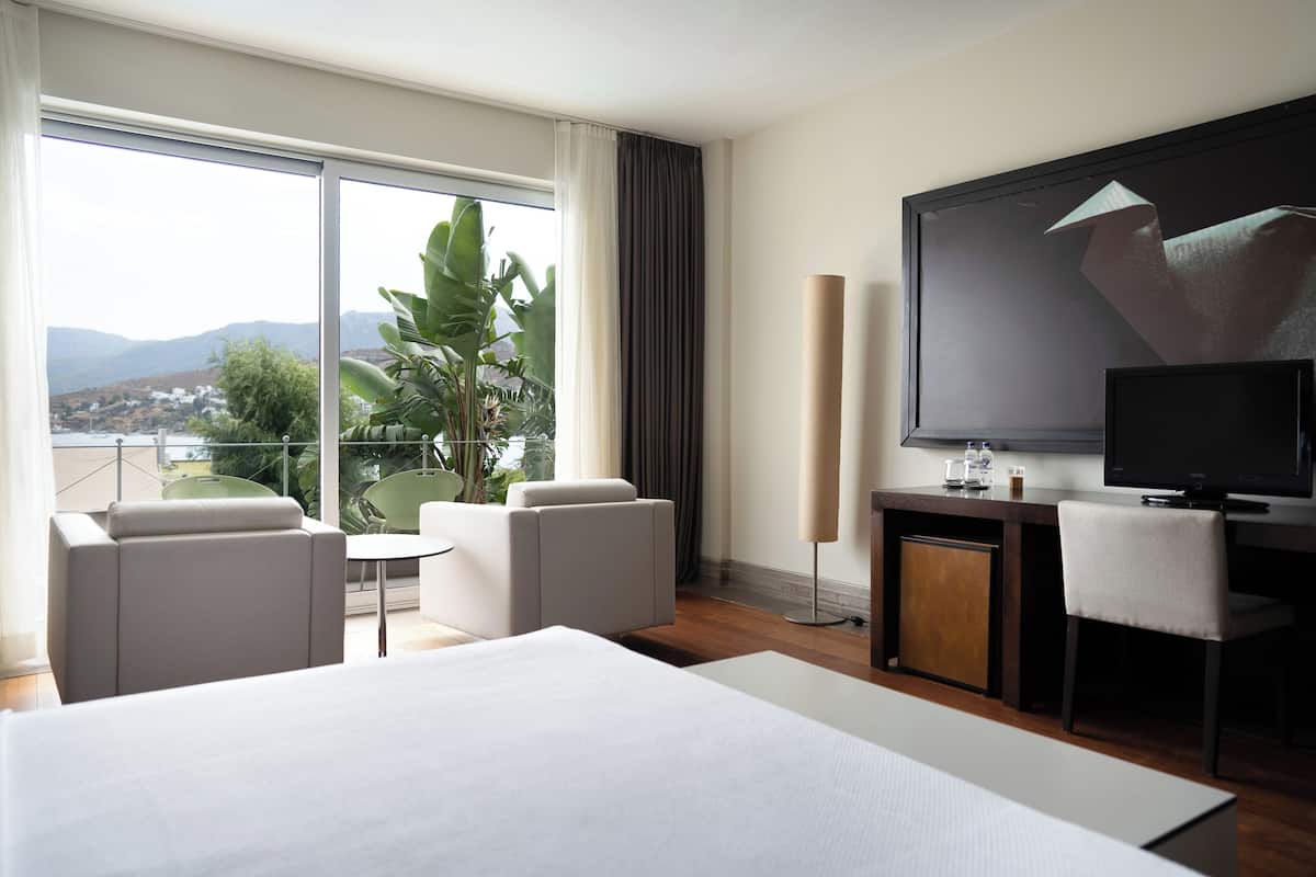 Bộ đồ giường cao cấp, minibar, két bảo mật tại phòng, bàn
